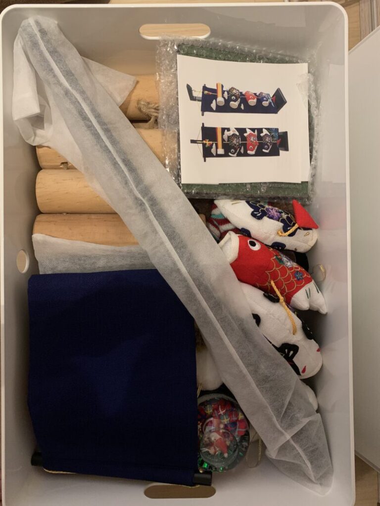 鯉のぼりの置物・クリスマスの装飾をIKEAの収納ボックスにまとめて収納しています。