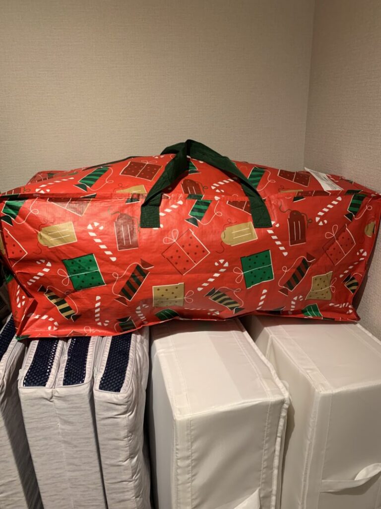 IKEAのクリスマスの絵柄の袋にクリスマスツリーを収納しています。