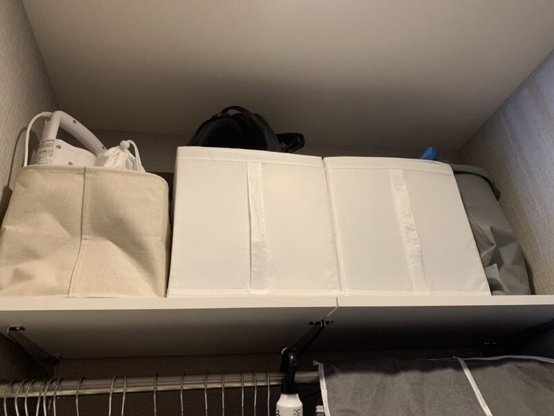 クローゼット左側の上段。左から小型家電が入ったボックス、夫のバッグが入ったボックス・私のバッグが入ったボックス・加湿器を置いています。