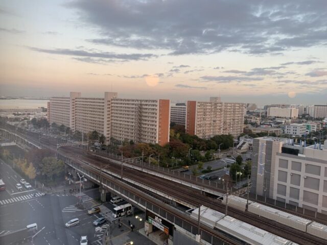部屋からの眺め。新浦安の駅前と街がよく見渡せます。奥には海も見えます。