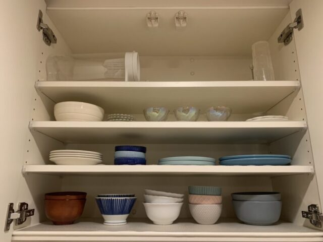 食器棚上段の左側。あまり使わないものは上段に、普段使っている皿は取り出しやすい下段に収納しています。