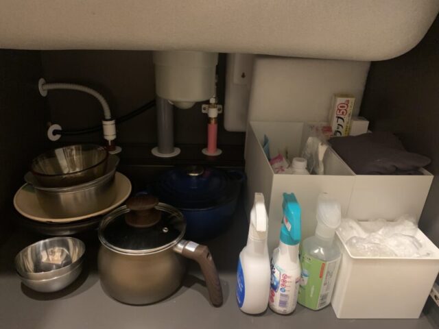 シンク下収納。洗剤などの台所用品のストックと鍋やボウルを収納しています。
毎日のキッチンの掃除に使うスプレーとゴミ袋も取り出しやすいように手前に置いています。