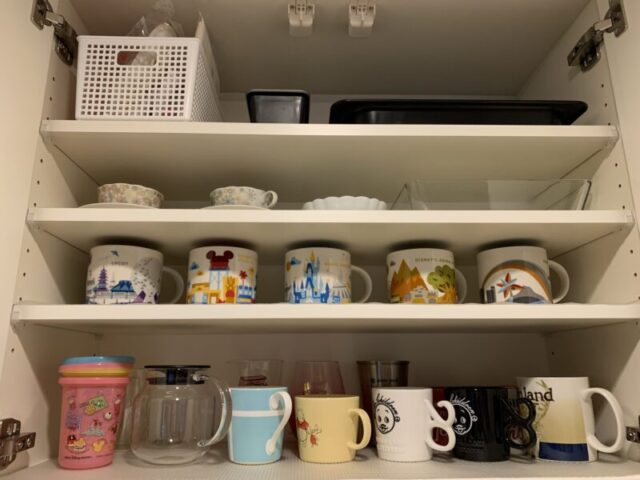 食器棚上段の右側。主にマグカップを収納しています。普段使っているマグカップは取り出しやすい下段に収納しています。